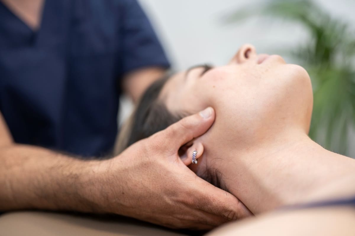 Texto alternativo Fisioterapeuta realizando osteopatía y terapia manual fascial en el cuello en FisioSpace Génova, clínica de fisioterapia en Madrid. Aprende cómo describir el propósito de la imagen(abre en una nueva pestaña). Déjalo vacío si la imagen es puramente decorativa.Título Tratamiento Cervical con Osteopatía y Terapia Manual Fascial – FisioSpace Génova Madrid Leyenda Descripción Imagen de un fisioterapeuta aplicando técnicas de osteopatía y terapia manual fascial en el cuello en FisioSpace Génova. Este tratamiento especializado ayuda a aliviar tensiones, mejorar la movilidad cervical y reducir el dolor de manera efectiva. URL del archivo: