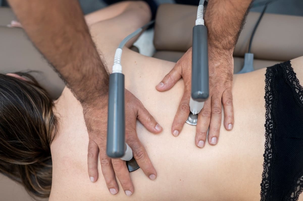 Texto alternativo Fisioterapeuta aplicando tratamiento con INDIBA en FisioSpace Génova, clínica de fisioterapia avanzada en Madrid Aprende cómo describir el propósito de la imagen(abre en una nueva pestaña). Déjalo vacío si la imagen es puramente decorativa.Título Tratamiento con INDIBA en Madrid – Fisioterapia Avanzada en FisioSpace Génova Leyenda Descripción Imagen de un fisioterapeuta aplicando tratamiento con INDIBA en FisioSpace Génova. Este procedimiento avanzado utiliza radiofrecuencia para estimular la regeneración tisular, reducir la inflamación y acelerar la recuperación de lesiones en un entorno profesional y seguro.