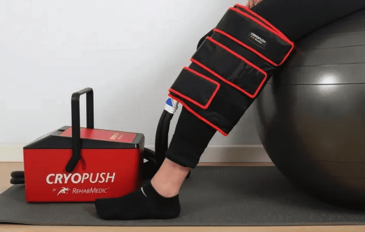 Paciente recibiendo tratamiento Paciente recibiendo tratamiento Cryopush/Gameready en FisioSpace Génova, fisioterapia en Madrid, utilizando terapia de frío para mejorar la recuperación y reducir la inflamación en FisioSpace Génova, fisioterapia en Madrid, utilizando terapia de frío para mejorar la recuperación y reducir la inflamación