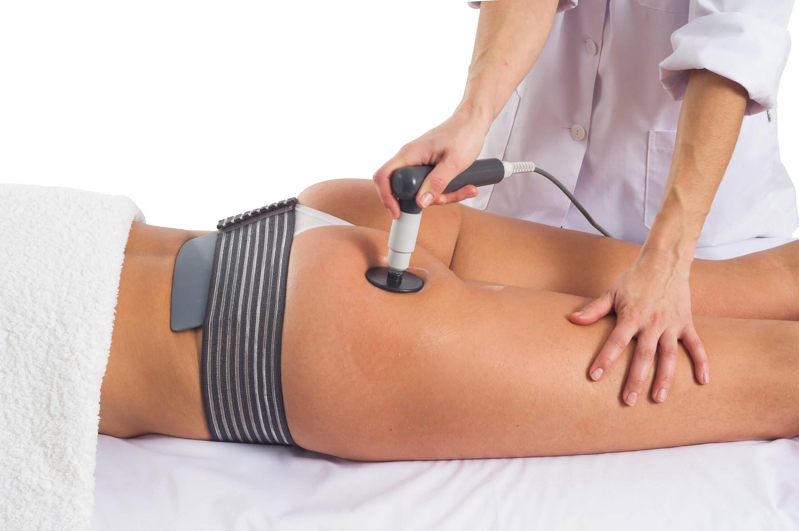 Fisioterapeuta aplicando Tecar Indiba en un tratamiento de fisioestética en FisioSpace Génova, clínica de fisioterapia en Madrid, para mejorar la tonicidad de la piel y la regeneración celular.