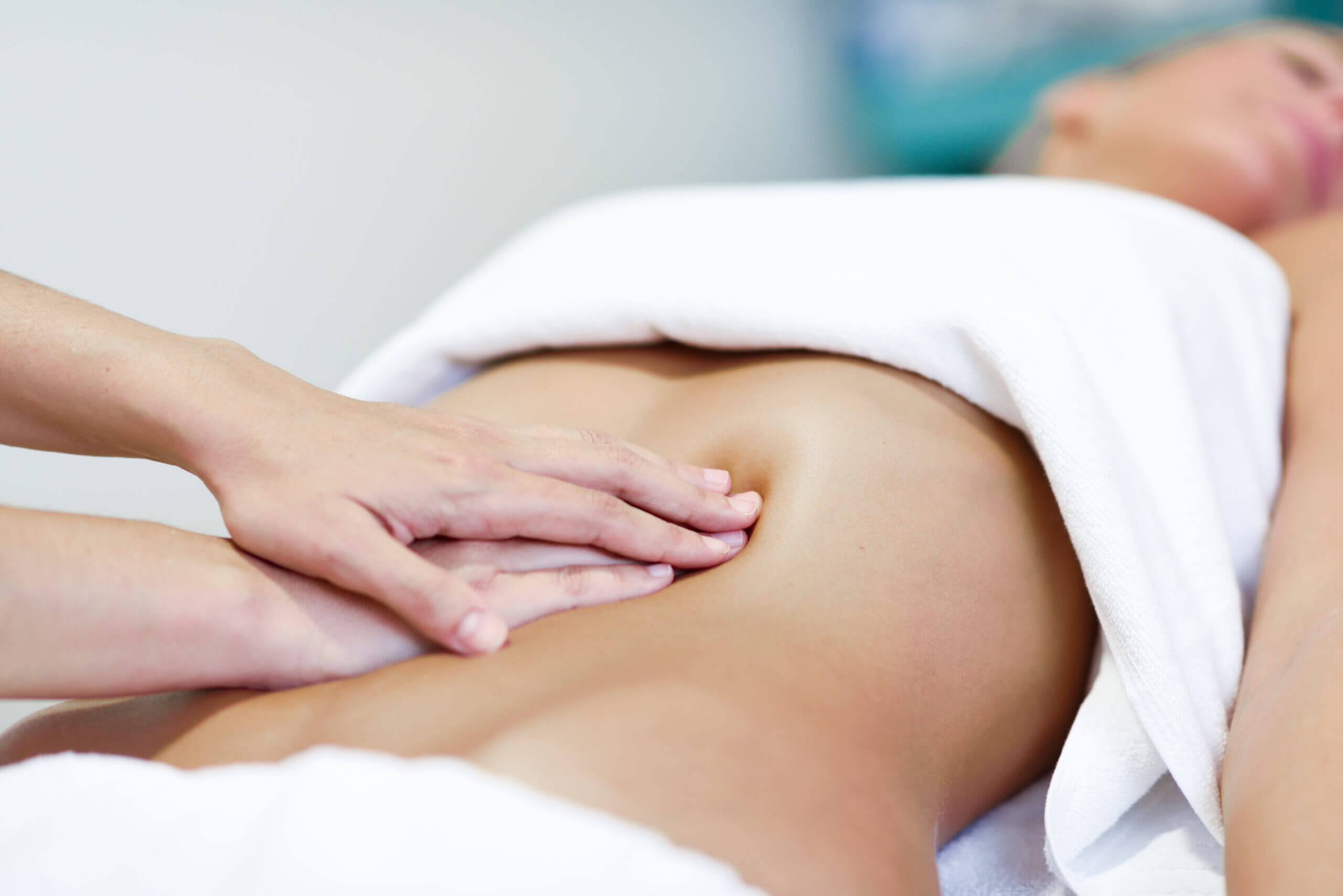 Fisioterapeuta realizando tratamiento de terapia manual en el suelo pélvico de un paciente, para mejorar la función y aliviar el dolor en la zona pélvica.