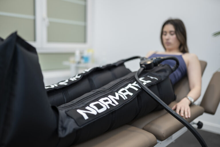 Paciente recibiendo presoterapia en FisioSpace Génova