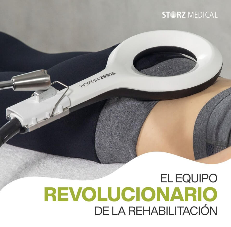 Mujer utilizando Magnetolith para tratar lesiones articulares y problemas de espalda en una clínica de rehabilitación.