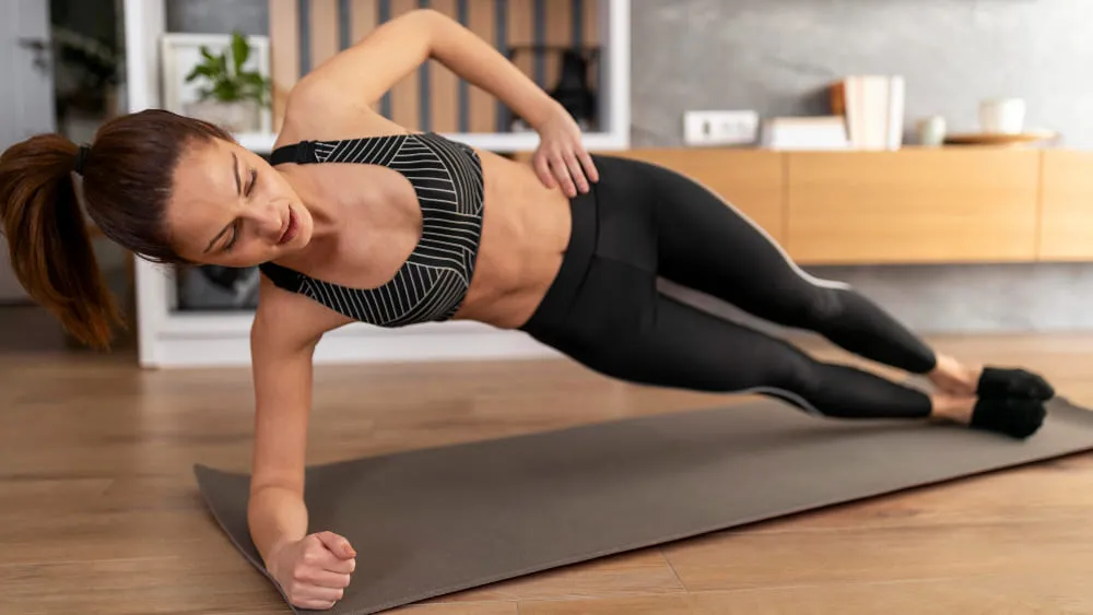 Mujer realizando una plancha abdominal