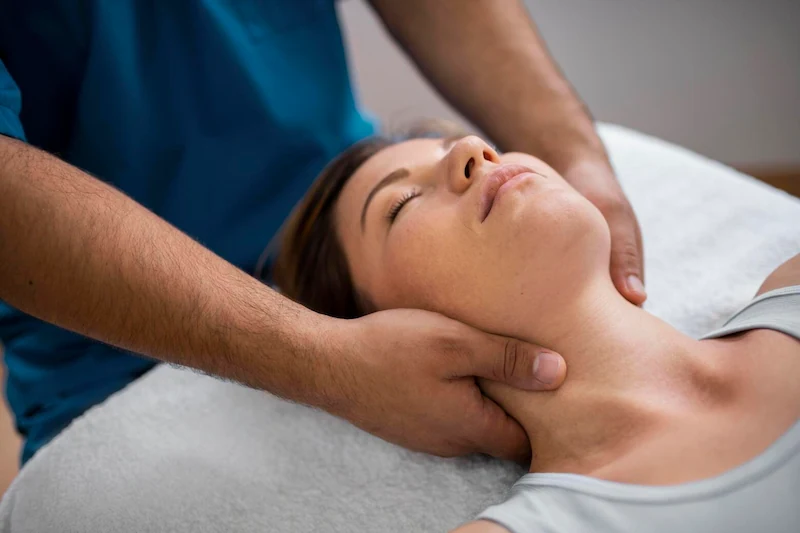  Fisioterapeuta aplicando tratamiento en el cuello para aliviar el dolor