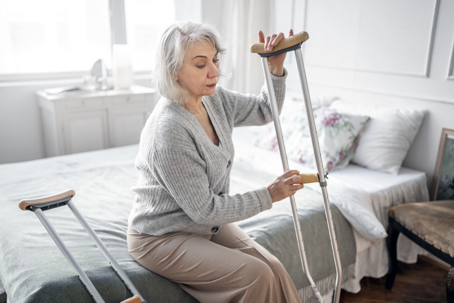 Aplicación de magnetoterapia de alta intensidad con Magnetolith sobre la columna vertebral para estimular la formación ósea en pacientes con osteoporosis.