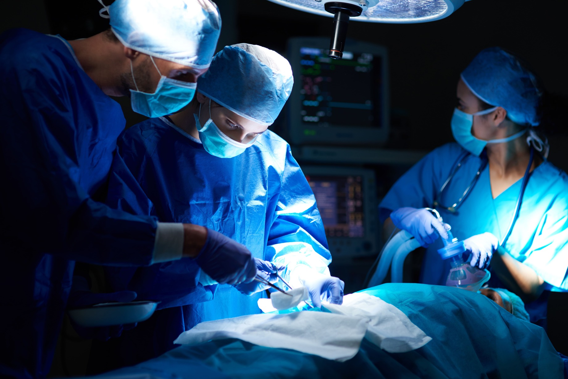 Médicos operando en quirófano, cirugía de próstata previa a fisioterapia de suelo pélvico masculino