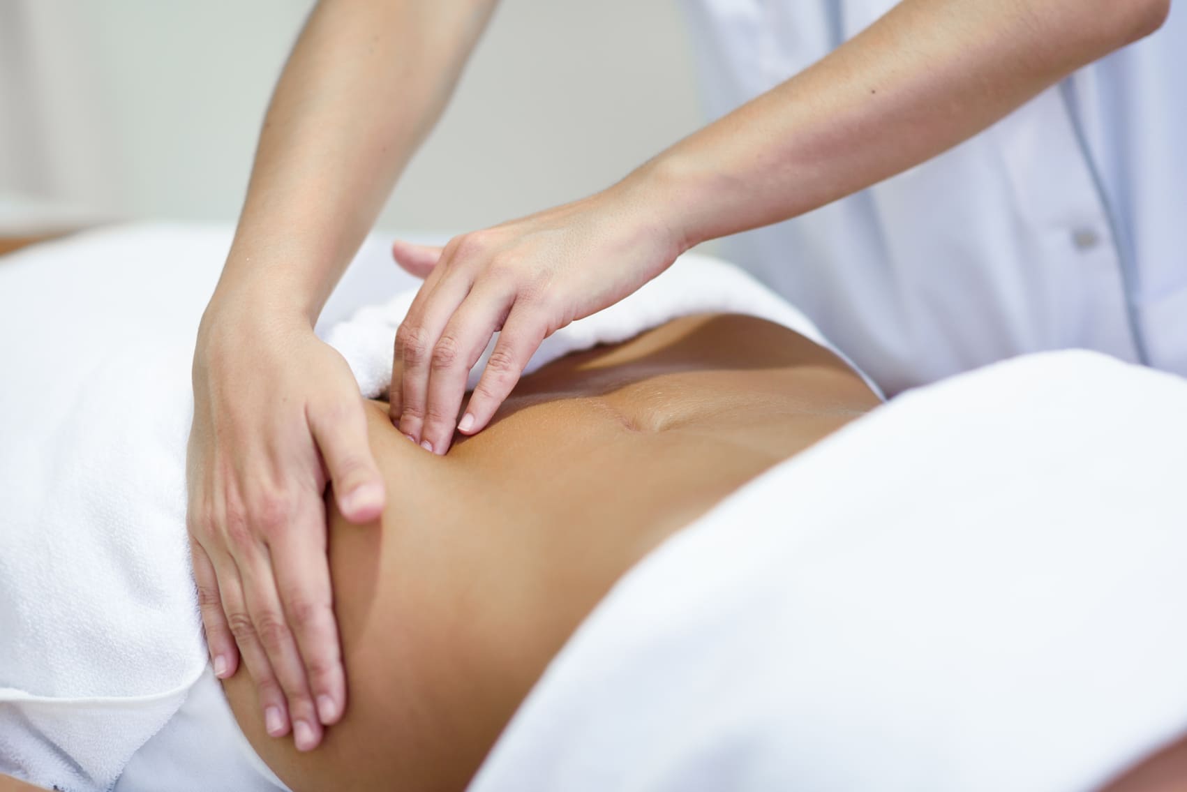 Drenaje linfático manual en el abdomen de una paciente