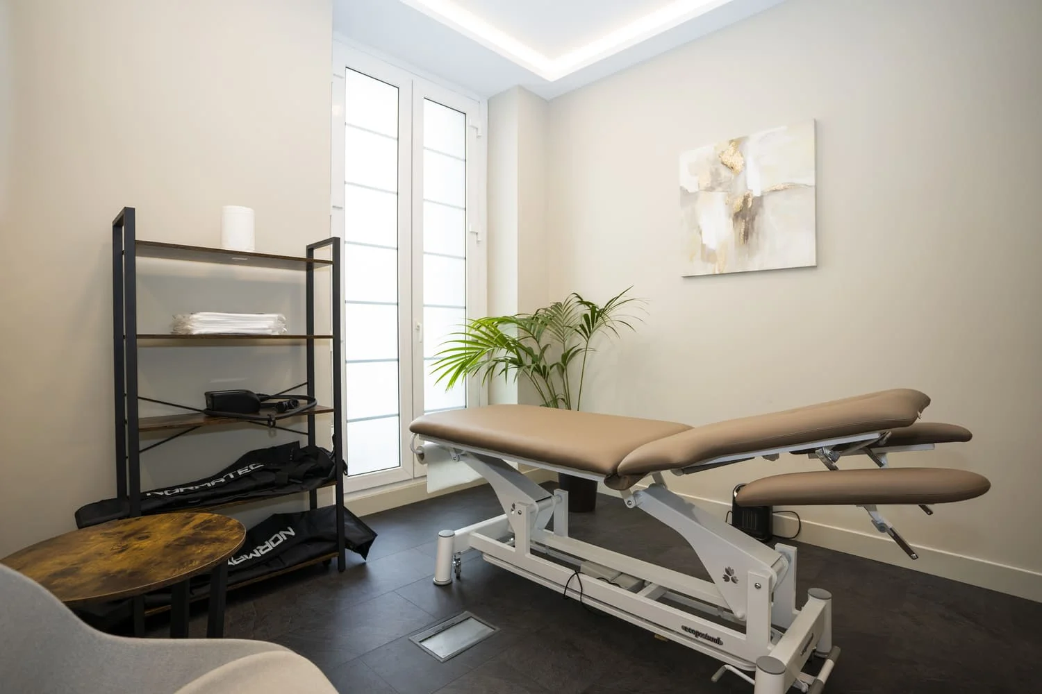 Sala de fisioterapia avanzada en la clínica Fisiospace Madrid - Consultas equipadas