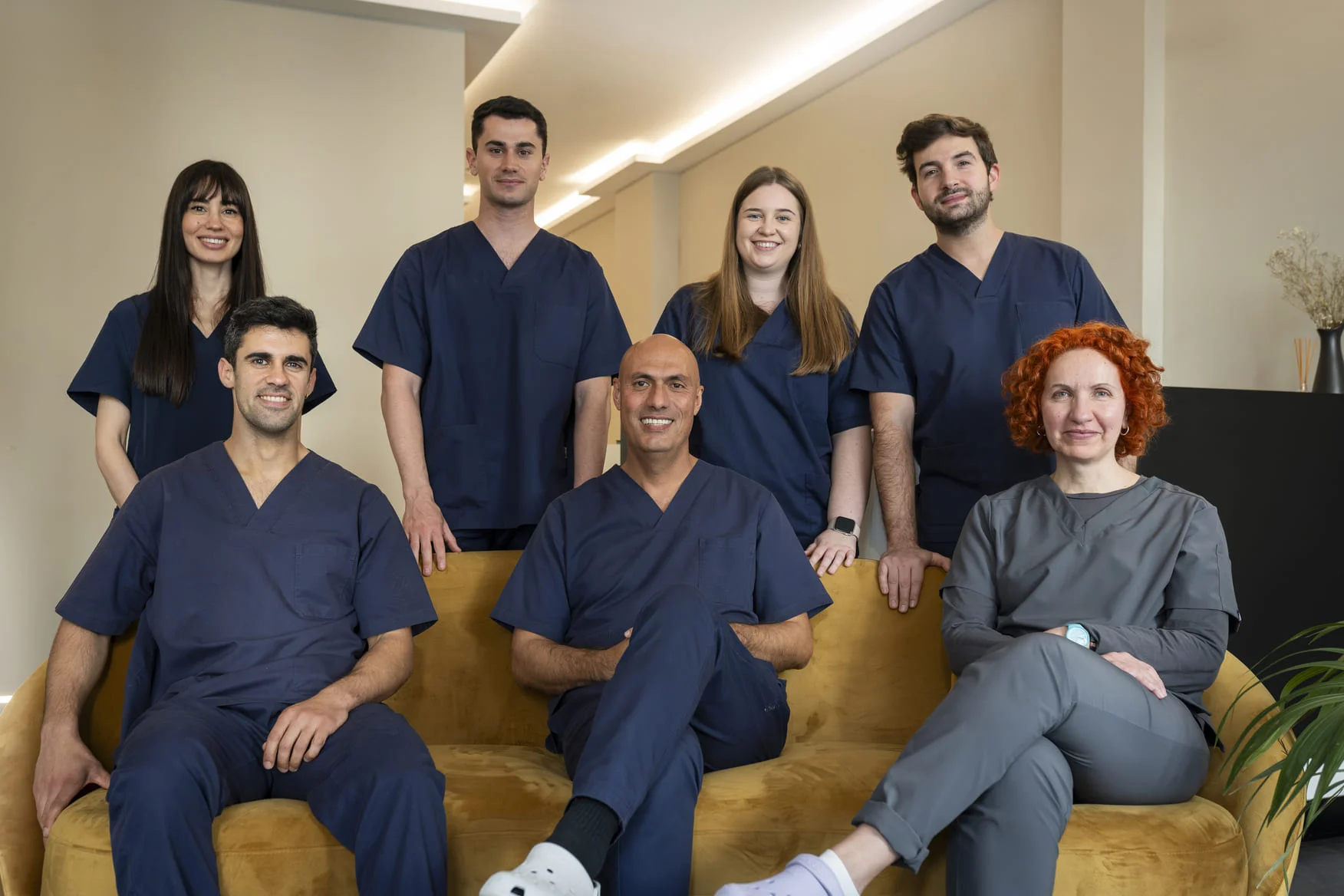 El equipo completo de fisioterapeutas y personal de recepción de FisioSpace en Madrid, comprometidos en ofrecer los mejores tratamientos de fisioterapia y atención personalizada.